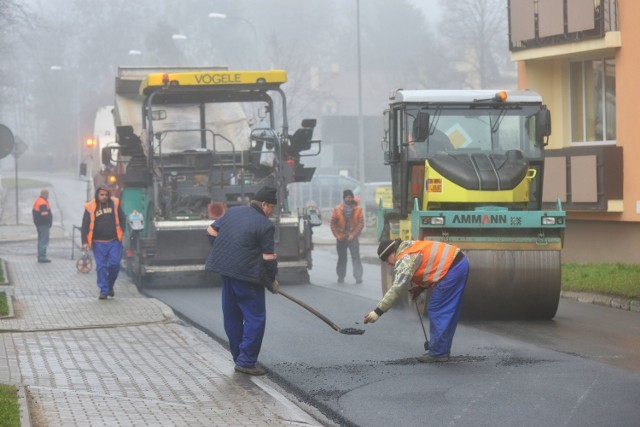 W środę drogowcy kończyli kłaść asfalt na odcinku ulicy Kolberga od Zbrowskiego do Młynarskiej.