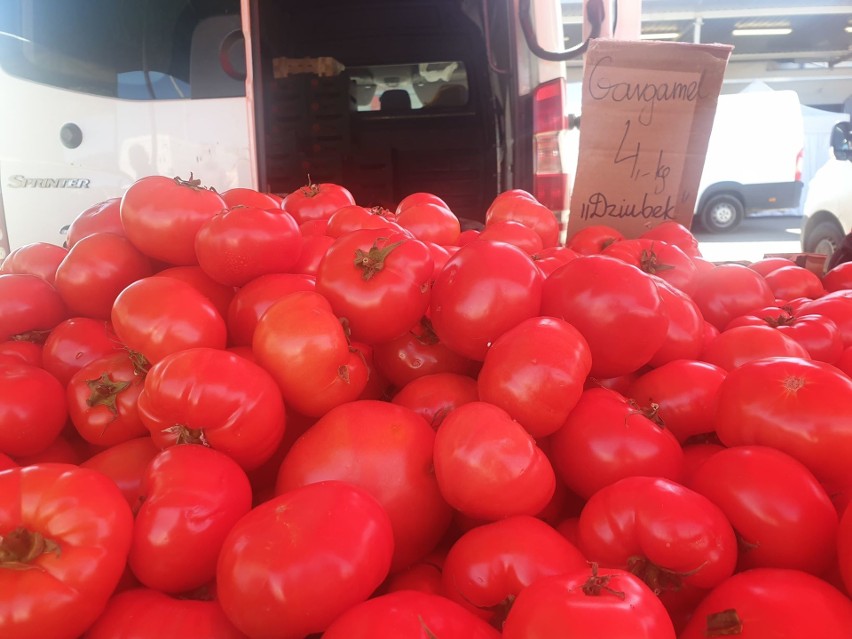 Pomidory coraz tańsze. Za kilogram tych warzyw łodzianie...