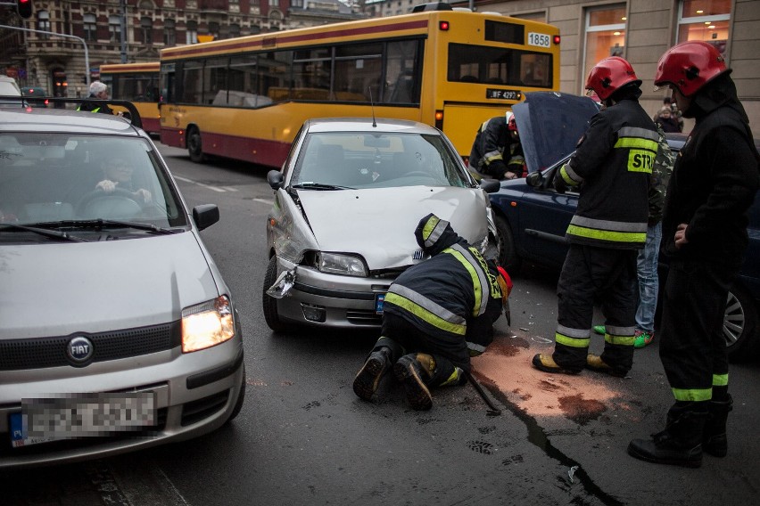 Pijany kierowca zatrzymany w centrum Łodzi. Uszkodził 3 samochody [ZDJĘCIA+FILM]