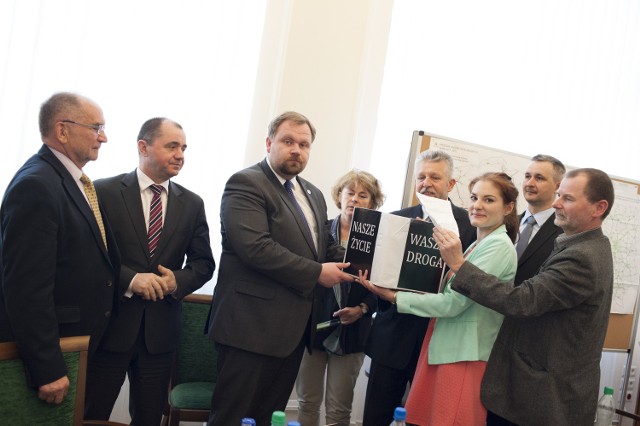 W ministerstwie. Od lewej: Józef Lassota, Zbigniew Rynasiewicz, Andrzej Maciejewski, Joanna Nowicka, Krzysztof Musiał, dziennikarka "GK" Maria Mazurek, Grzegorz Stokłosa, Sylwester Szefer.