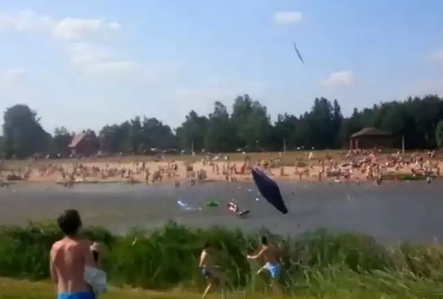 Gródek. Tornado na plaży. Scena jak z filmu. Parasole i materace fruwały w powietrzu (wideo)