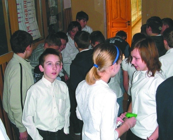 Uczniowie klas szóstych Szkoły Podstawowej nr 5 w Hajnówce tuż przed wejściem do sali, gdzie pisali swój pierwszy egzamin