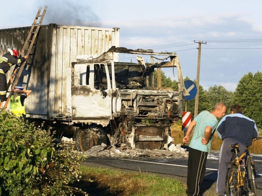 Trzy zastępy straży pożarnej gasiły pożar tira, który...