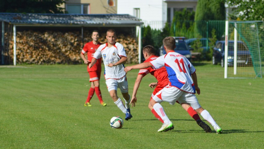 Sokół Nisko (czerwone stroje) przegrał z Unią Nowa Sarzyna...