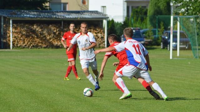 Sokół Nisko (czerwone stroje) przegrał z Unią Nowa SarzynaWIĘCEJ O ZGRUPOWANIU KADRY:  