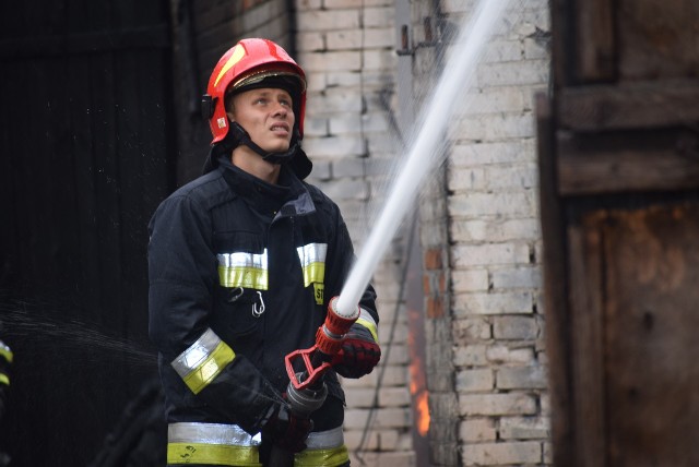 Aż 14 jednostek Ochotniczej Straży Pożarnej oraz zawodowej brało udział w gaszeniu dużego pożaru budynku gospodarczego na ulicy Paszkiewicza w Sieradzu. CZYTAJ DALEJ NA NASTĘPNYM SLAJDZIE