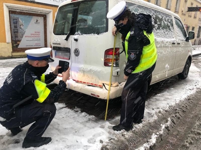 Ponad 30 zdarzeń drogowych po pierwszym śniegu. Policjanci apelują o zdjęcie nogi z gazu