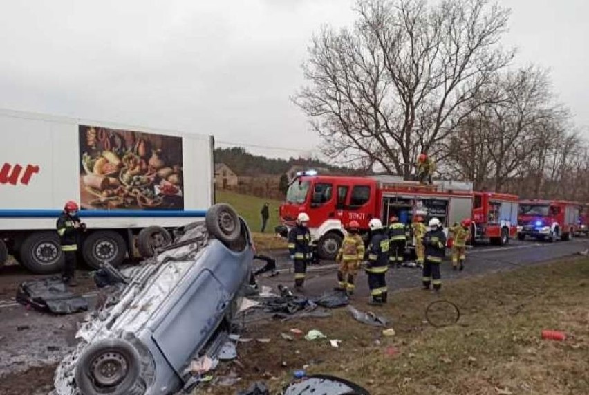 Zderzenie auta osobowego i ciężarówki w powiecie rypińskim. Jedna osoba nie żyje