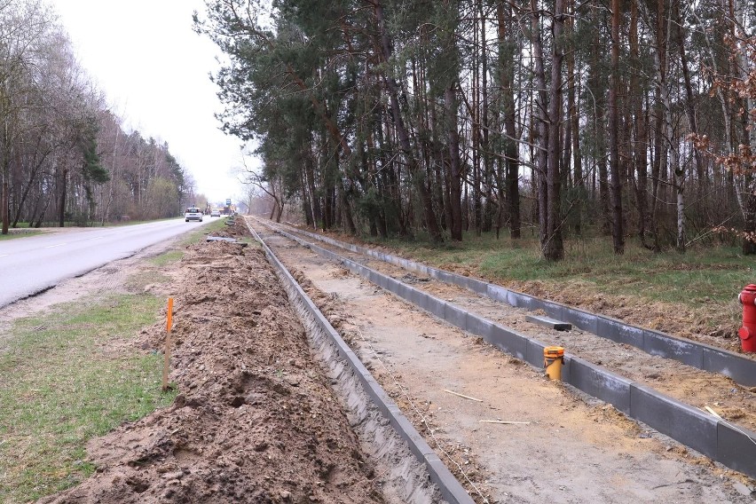 Ostrołęka. Ścieżka rowerowa wzdłuż ulicy Goworowskiej coraz bliżej. 22.04.2022 