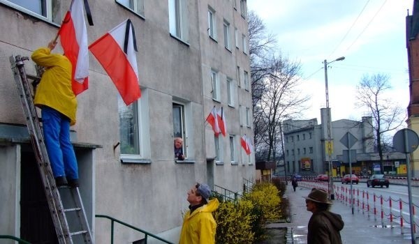 Na budynkach i urzędach pojawiły się flagi przepasane kirem.