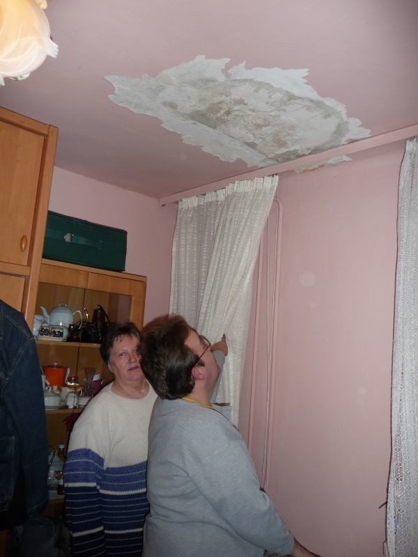 Mieszkańcy bloku na osiedlu Szydłówek w Kielcach pokazują jak dziura szpeci ich pokój.