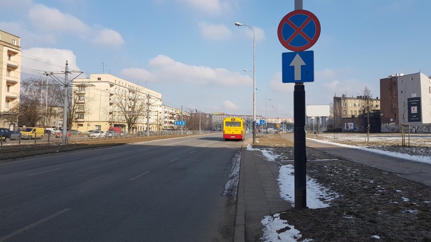 Absurdy drogowe w Łodzi. Krańcówka autobusowa na zakazie zatrzymywania się i postoju 