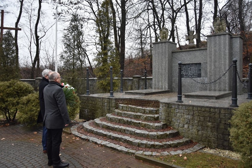 Starosta Leszek Bizoń wspólnie z przewodniczącym Rady...