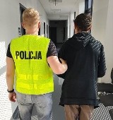 Napad rabunkowy na Piotrkowskiej! Sprawcy zaatakowali wracającego do domu mieszkańca kamienicy w centrum Łodzi
