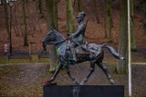 Z Pomnika Tatara RP w Gdańsku znowu zniknął buńczuk. Prezes uspokaja: To nie akt wandalizmu. Monument z parku oruńskiego przejdzie renowację