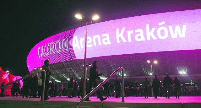 Tauron Arena zarabia na reklamach, jednak mieszkańcy narzekają na  jaskrawe światło ledów