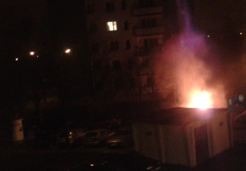 Pożar dwóch samochodów na osiedlu Południe w Radomiu (zdjęcia)