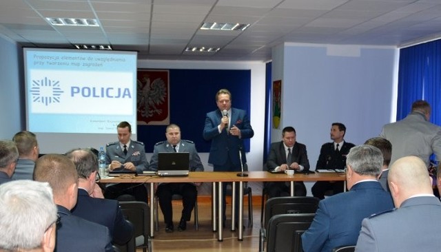 Jarosław Zieliński, minister spraw zagranicznych, odwiedził Komendę Miejską Policji w Suwałkach.