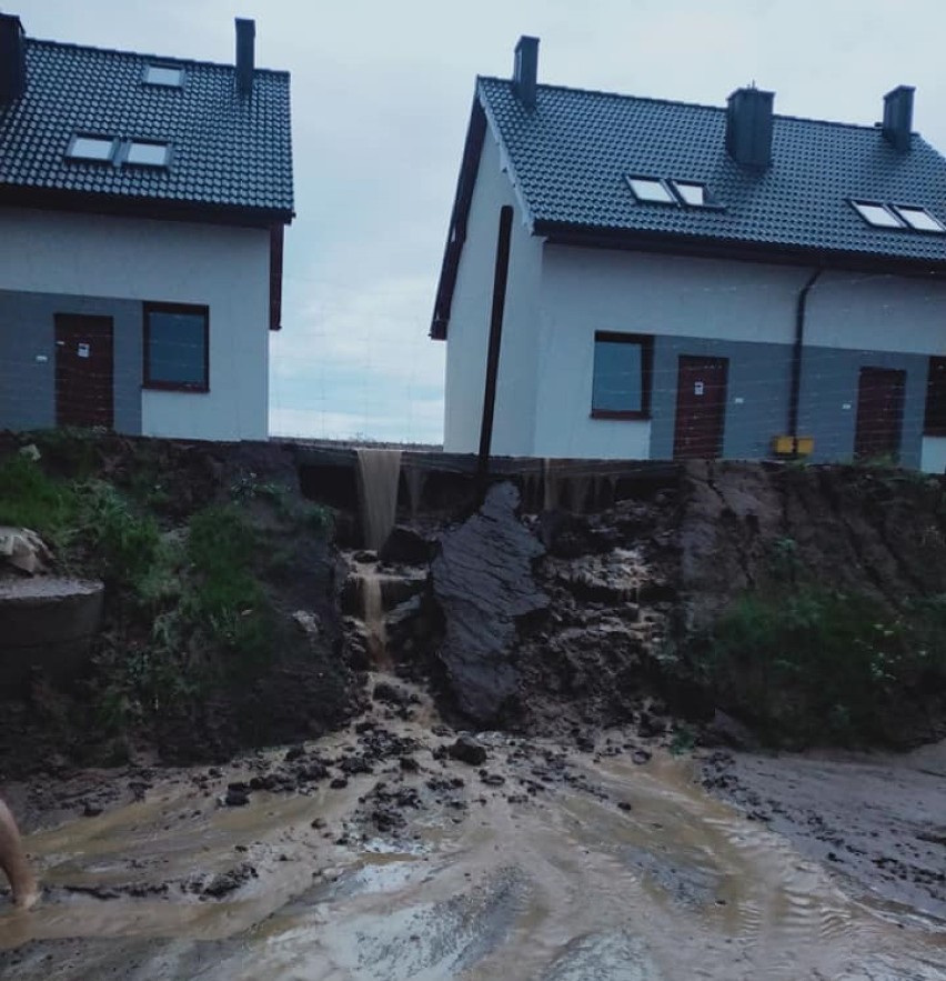 Po każdej ulewie na osiedlu w Kłodawie osuwa się skarpa, na której stoją domy. Mieszkańcy są przerażeni. Zdjęcia