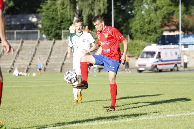 Bartosz Sobczyński (przy piłce) ma już za sobą pierwsze występy w zespole seniorów Odry Opole. W nadchodzącym sezonie nadal będzie jednak juniorem i będzie mógł wystepować w Centralnej Lidze Juniorów.