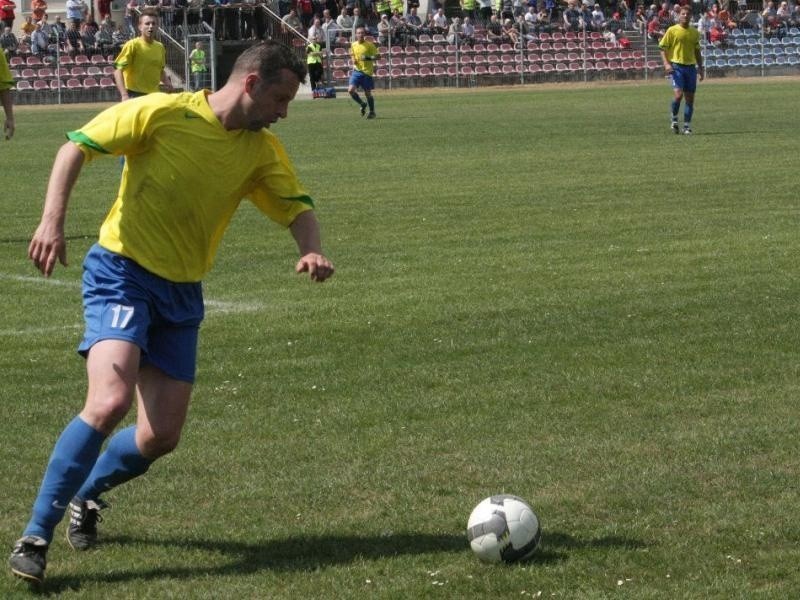 III liga pilki noznej. LZS Leśnica - Stal Bielsko-Biala 0-0