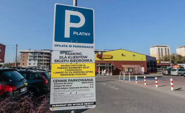 Płatny parking przy markecie Biedronka