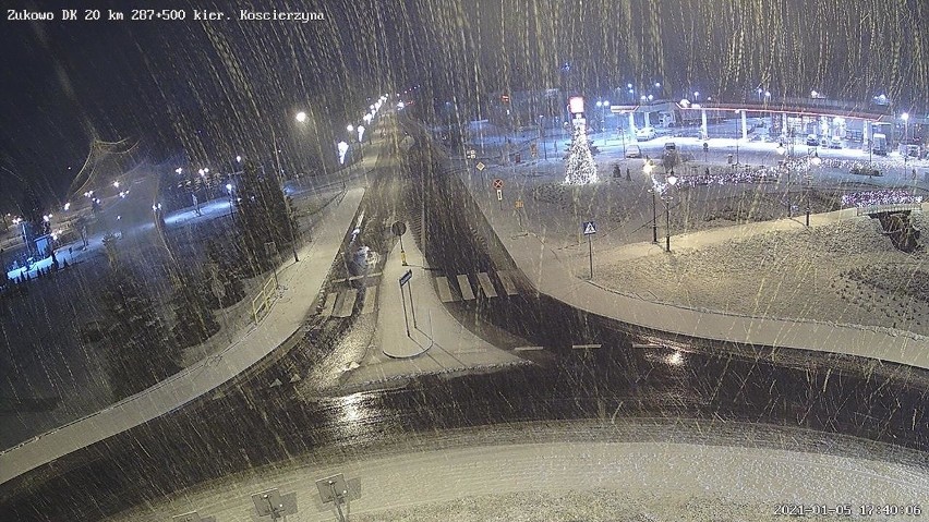 Intensywne opady śniegu na Pomorzu 5/6.01.2021. Trudne warunki na drogach, zablokowane trasy