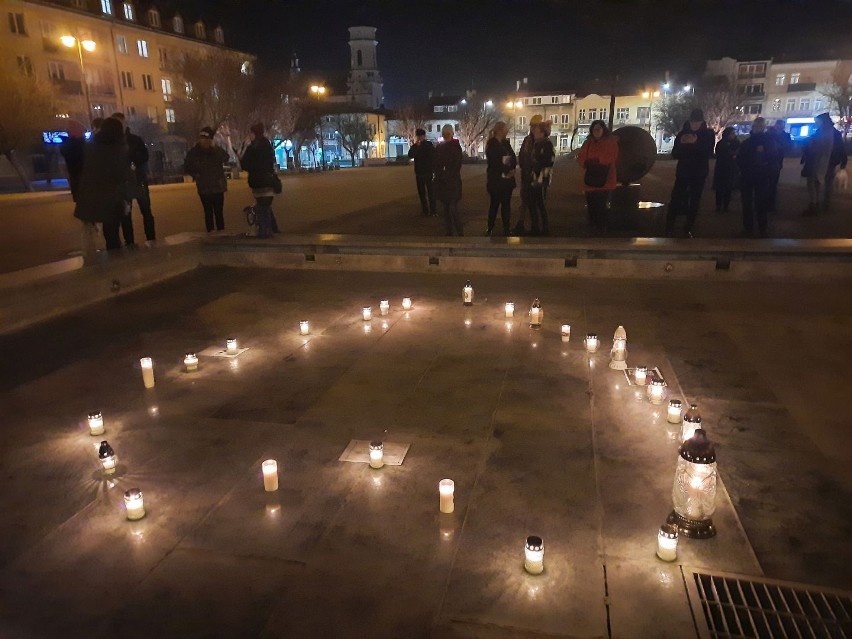 Akcja "Ani jednej więcej" w Ostrowcu. Znicze dla zmarłej 30-latki z Pszczyny. Zobacz zdjęcia