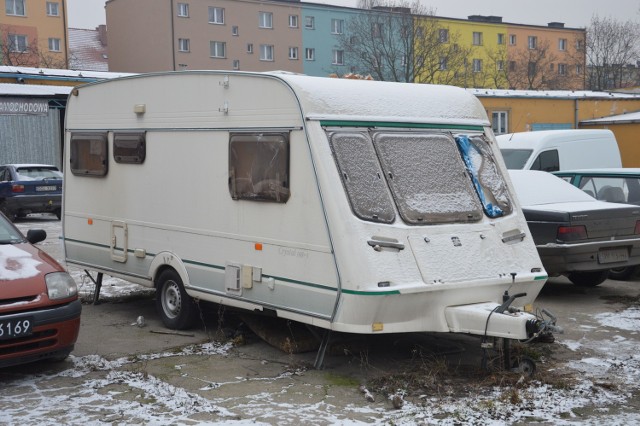 Do tragedii doszło w tej przyczepie, która stoi na podwórzu na tyłach sklepu „Rolnik”