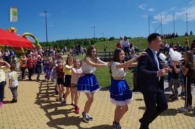 Tanecznie, radośnie i kolorowo - te słowa pięknie oddają atmosferę tegorocznego Gminnego Dnia Dziecka, który zorganizowano 31 maja w Kijach. W jego ramach uczniowie szkół gminnych zaprezentowali umiejętności taneczne w Gminnym Konkursie Tańca. Nagrodzeni zostali pucharami i dyplomami. Nie zabrakło atrakcji: waty cukrowej, dmuchańców, malowania buzi. Dzieci i młodzież wzięła też udział w tanecznym pociągu, który poprowadził wójt gminy Kije Tomasz Socha. Zobacz więcej na kolejnych slajdach.ZOBACZ TAKŻE: Miauczat odcinek 12. Roksana WęgielŹródło: Telemagazyn.pl