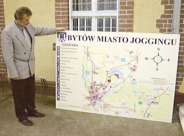 Andrzej Doleciński prezentuje nowe tablice, które będą wskazywały, gdzie na terenie bytowszczyzny można bezpiecznie uprawiać jogging.