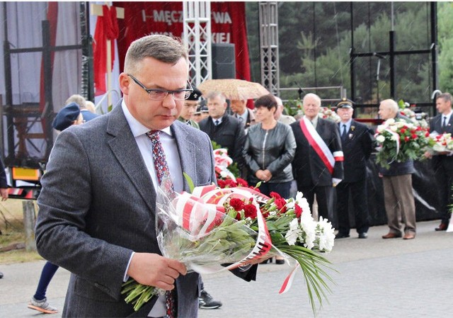 Wicestarosta stalowowolski Mariusz Sołtys złożył kwiaty przed Pomnikiem Ofiar Pacyfikacji