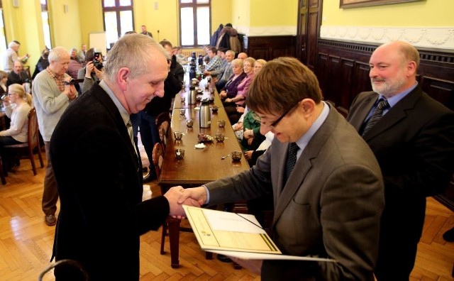 Nagrodę odbiera Ryszard Rutkowski (z lewej) z Charzykowianki Charzykowy