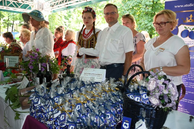 Stoisko z "Szydłowianką", śliwką w czekoladzie, zwycięzcą w kategorii inne produkty regionalne