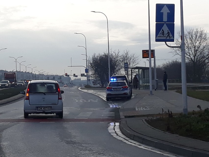 Wrocław: Wypadek na Buforowej. Kierowca volkswagena uderzył w jaguara