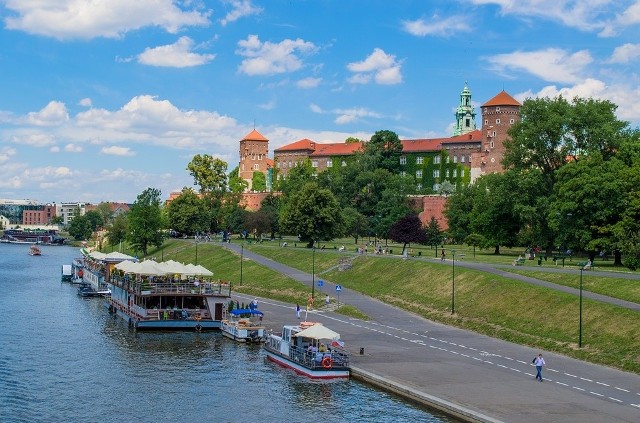 Wiedza o całkowitej długości granicy, liczbie gatunków żyjących w Polsce czy najdalej na wschód wysuniętym punkcie kraju? Geograficzne fakty często ulatują, a my postanowiliśmy je przypomnieć. Zapraszamy na powtórkę przyrodniczą! Dane Generalnej Dyrekcji Ochrony Środowiska.  Jedną z cech charakterystycznych Polski jest nachylenie z kierunku południowo-wschodniego na północno-zachodni.