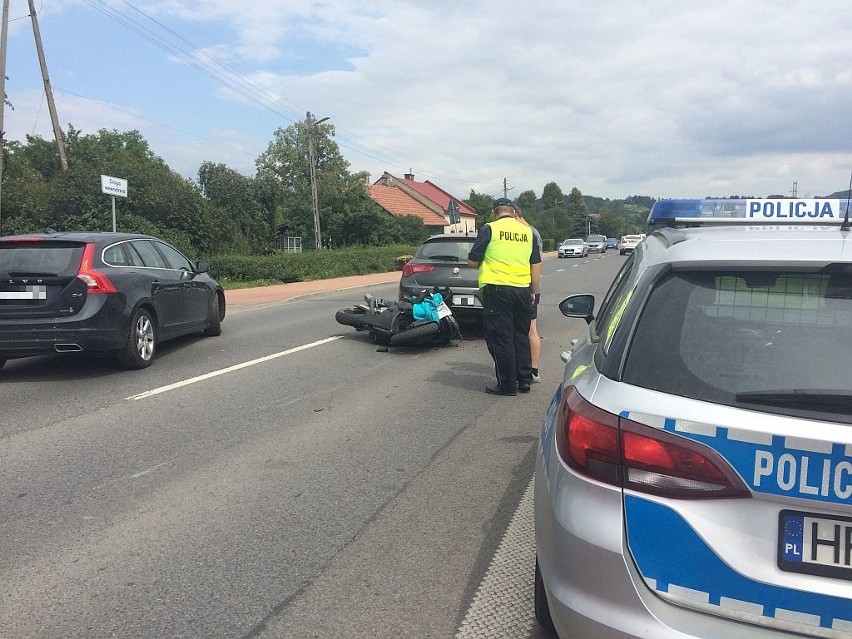 Stary Sącz. Zderzenie skutera z samochodem osobowym. Kierowca w szpitalu