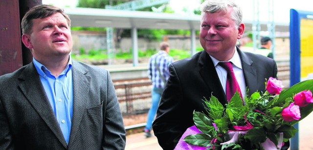 Senator Wojciech Skurkiewicz i poseł Marek Suski na dworcu PKP w Radomiu bezskutecznie czekali z kwiatami na premier Ewę Kopacz.