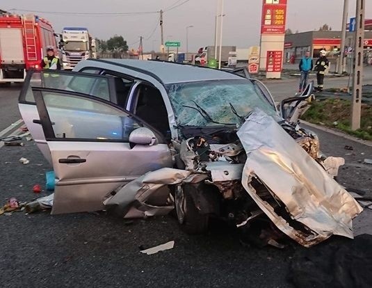 Śmiertelny wypadek w Koniach. Na krajowej "50" w zderzeniu BMW i opla zginął 20-latek kierujący BMW 