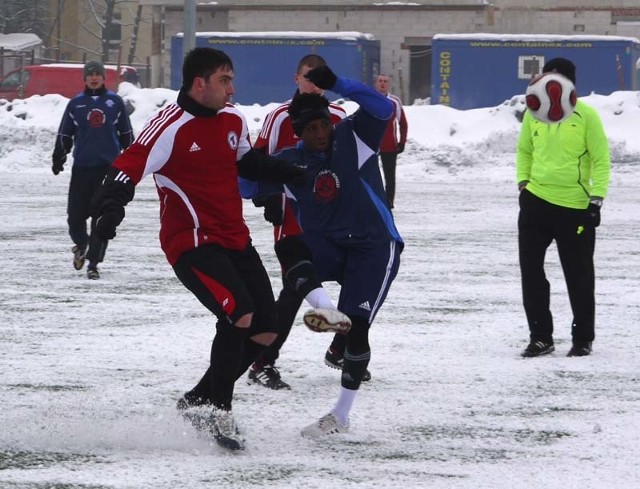 Marcin Kośmicki (z lewej) walczy o piłkę z Chukwuma Odonką, czołowym zawodnikiem z Piaseczna