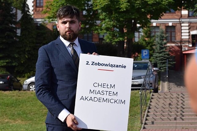 W resorcie przedsiębiorczości i technologii szefem 5-osobowego gabinetu jest Jakub Banaszek.  To kandydat PiS na prezydenta Chełma i pełnomocnik wojewody lubelskiego ds. służby zdrowia.