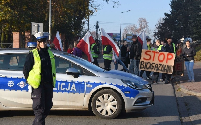 Protest przeciwko budowie biogazowni w Sielcu Biskupim przed Starostwem Powiatowym w Kazimierzy Wielkiej [WIDEO] 