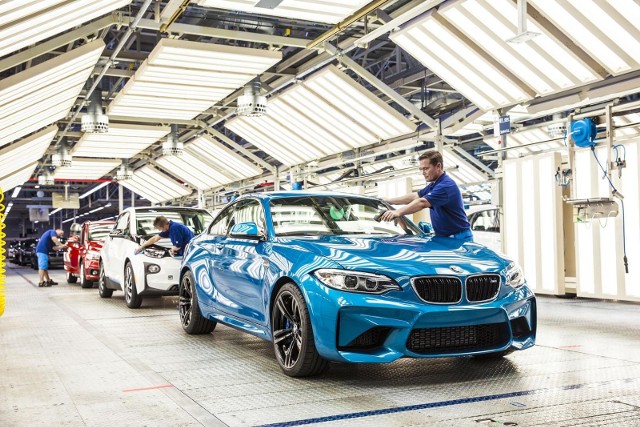 Za napęd auta odpowiada sześciocylindrowy motor benzynowy o pojemności skokowej 3.0 litra z dwukomorową turbosprężarką TwinScroll, o mocy 370 KM i maksymalnym momencie obrotowym 465 Nm. Warto dodać, że za pomocą funkcji overboost moment może być zwiększony do 500 N / Fot. BMW