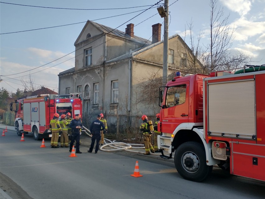 Gorlice. Pożar pustostanu na Szpitalnej. Na miejscu kilka jednostek straży pożarnej