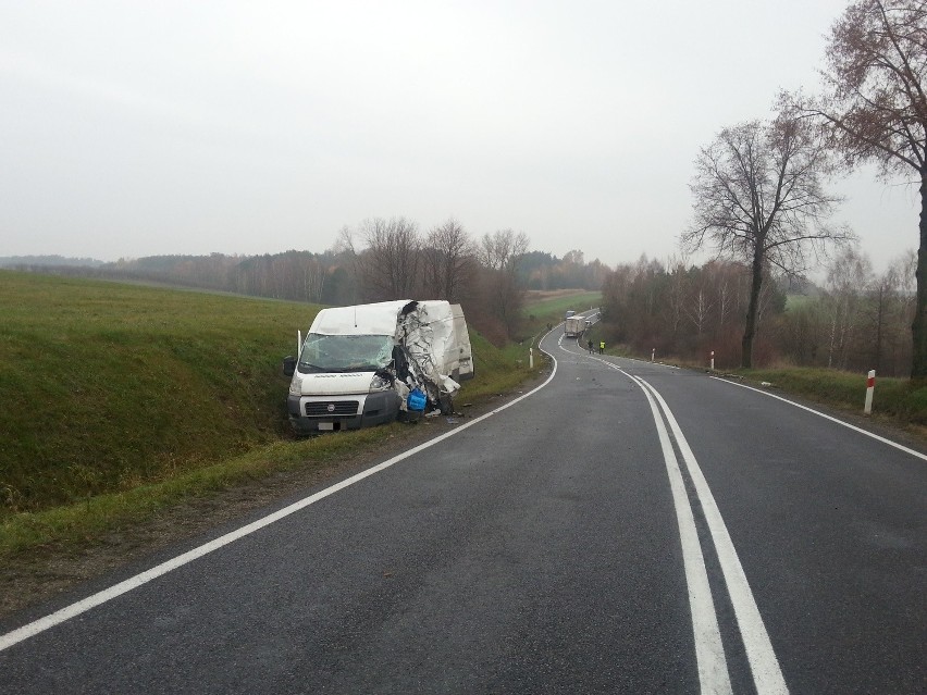 Wypadek na krajowej 79 w Czekarzewicach. Kierowca ranny 