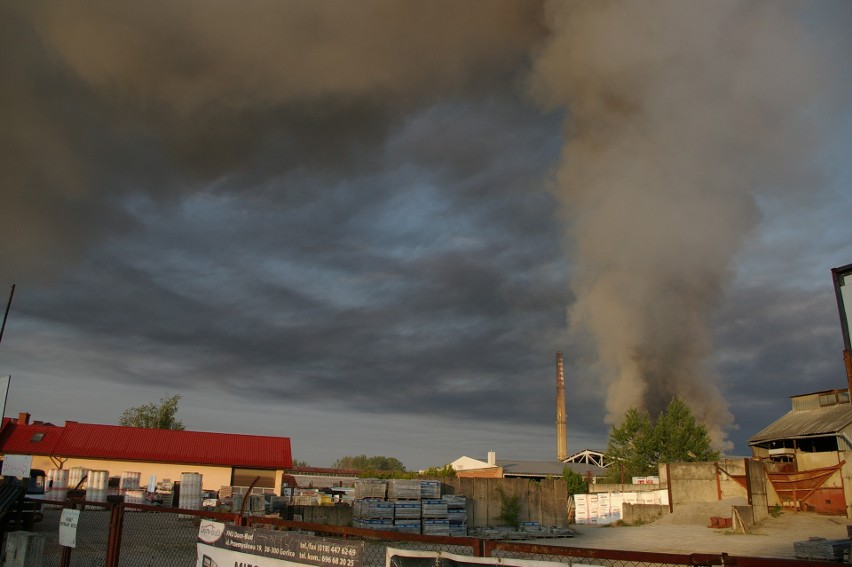 Po pożarze śmieci w Empolu czarny dym spowił całe miasto. Lepiej nie wychodzić z domu bo w powietrzu są substancje toksyczne