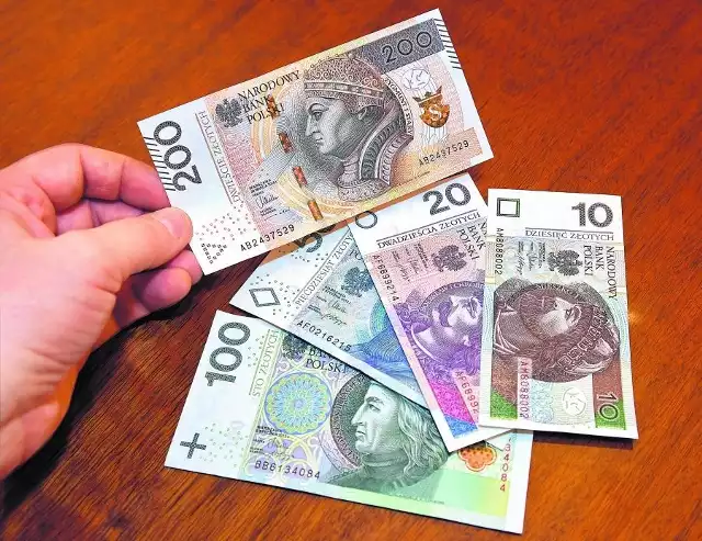 Oszuści płacą banknotem o nominale 200 zł.