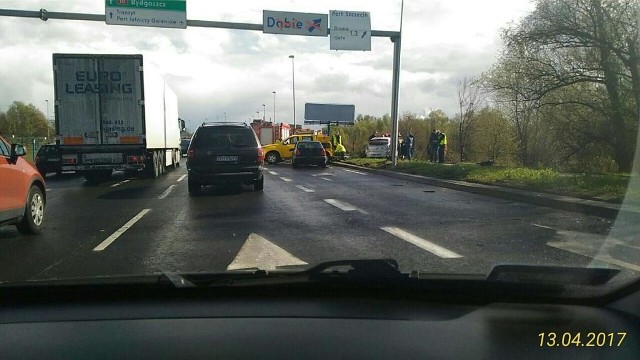 Na Basenie Górniczym doszło do zderzenia trzech samochodów osobowych. Jeden z nich dachował. Dwa pasy wyjazdowe z miasta są wolne, jeden nadal zajęty.Zdjęcia otrzymaliśmy od Internauty na alarm@gs24.pl.Zobacz także: Polscy kierowcy tracą przez korki miliardy złotych