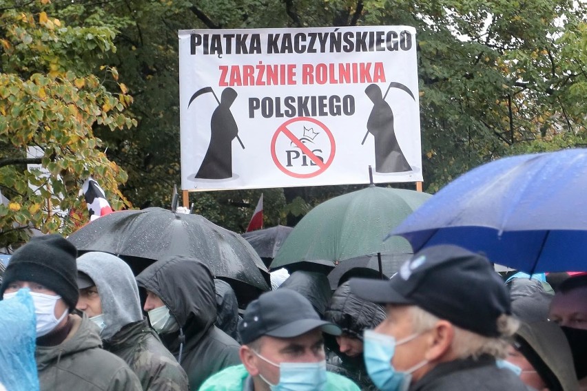 Jeden z banerów, który rolnicy przynieśli na protest w...