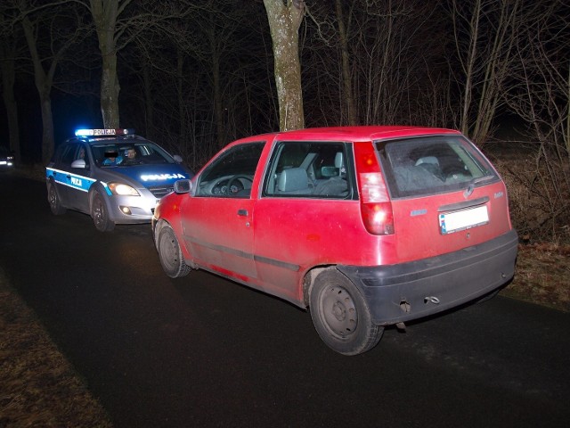 W sobotę kilka minut po godz 23 w miejscowości Nasutowo (powiat Białogard) patrol Białogardzkiej prewencji zatrzymał do kontroli mężczyznę, który jechał wężykiem. Kierowca Fiata Punto był kompletnie pijany, badanie alkomatem wykazało 2 promile. Jak powiedział nam dyżurny KPP Białogard zatrzymany to 23 letni mężczyzna mieszkaniec powiatu Białogardzkiego. Kierowca trafił do aresztu, zatrzymano mu też uprawnienia do kierowania pojazdami. Niebawem stanie przed sądem gdzie odpowie za swój czyn.